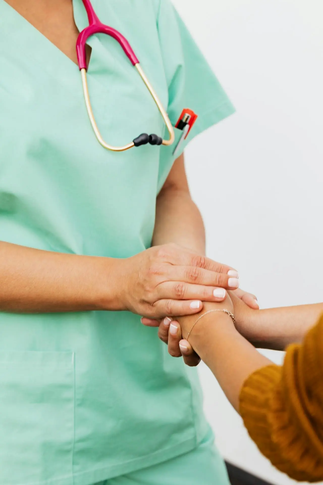 Soignante accompagnant un patient à son domicile